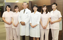 受付前にて (中央)近藤院長