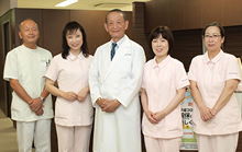 受付前にて (中央)近藤院長